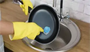 How to clean dishes with a single sink