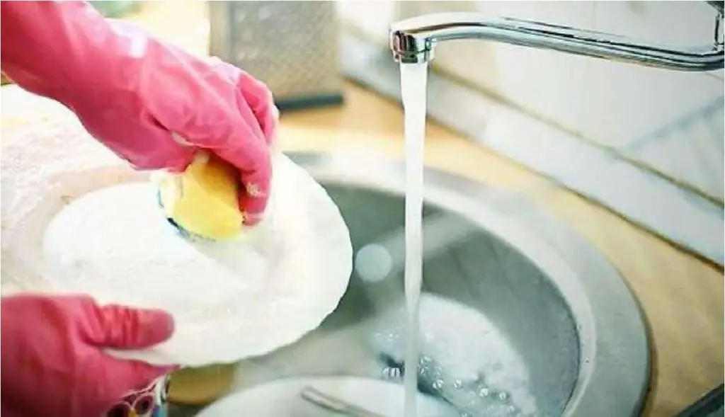 How to clean dishes with a single sink