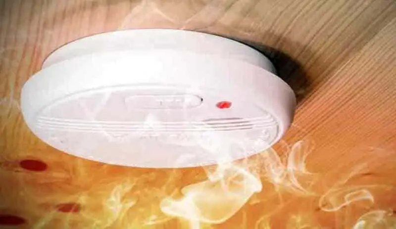 Meaning of the flashing green light on a smoke detector.