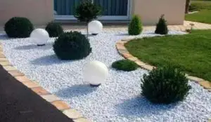 How to decorate the garden with white stones.