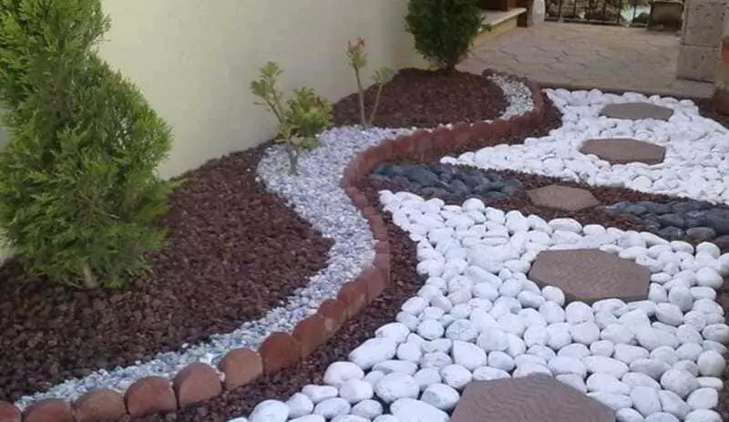 How to decorate your garden with white stones.