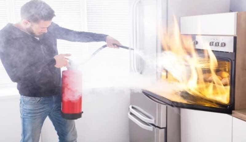 How to stop a kitchen oil fire.