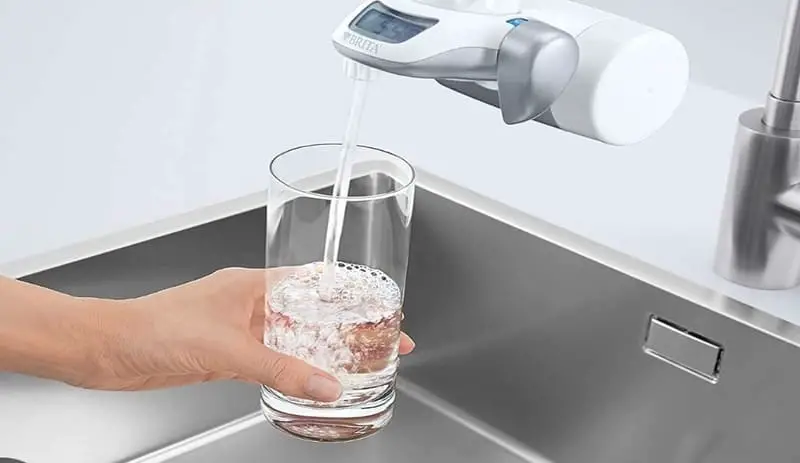 Step-by-step on how to install a water filter in the sink.