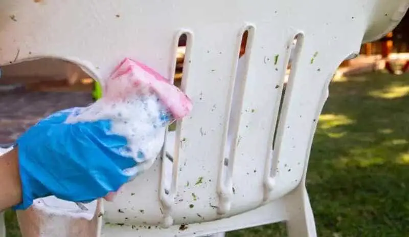 How to clean white plastic chairs.
